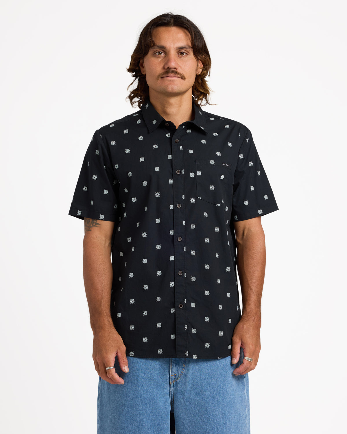 ucmwt03002_volcom_blk_frt1