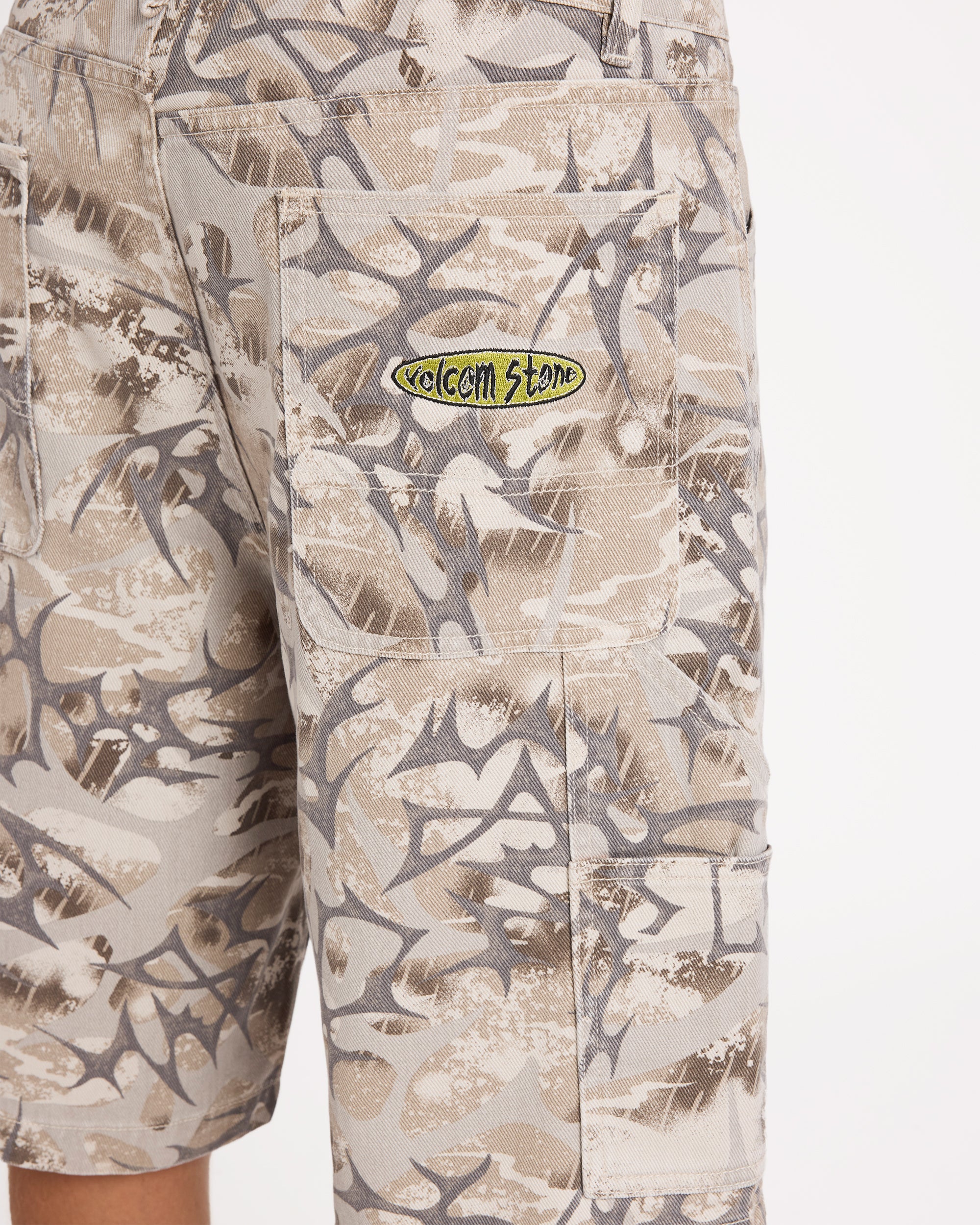 ucyds03001_volcom_cam_dtl1
