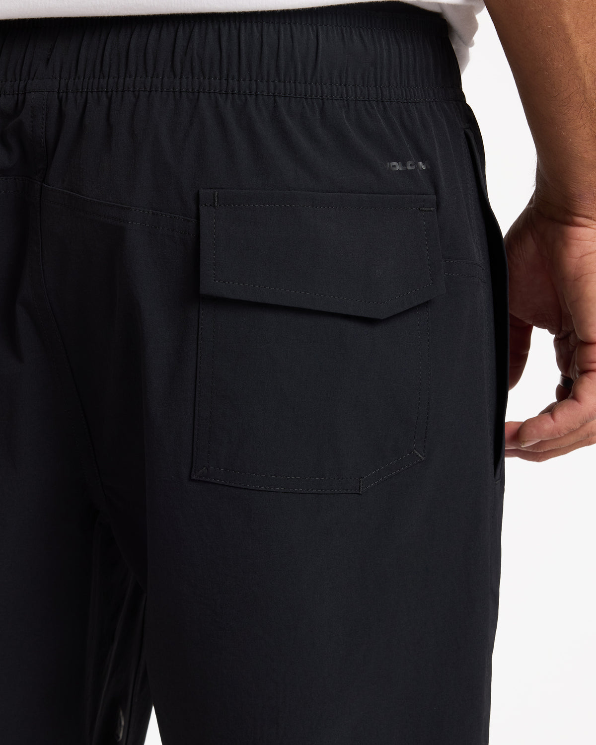 ucyhy03005_volcom_blk_dtl1