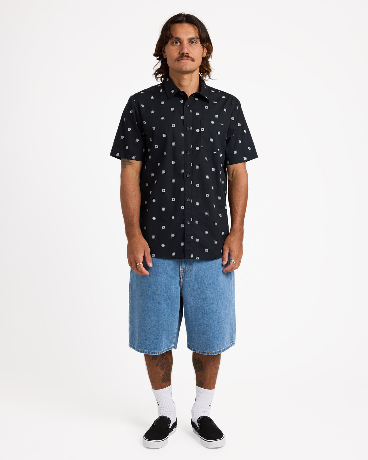 ucmwt03002_volcom_blk_frt9