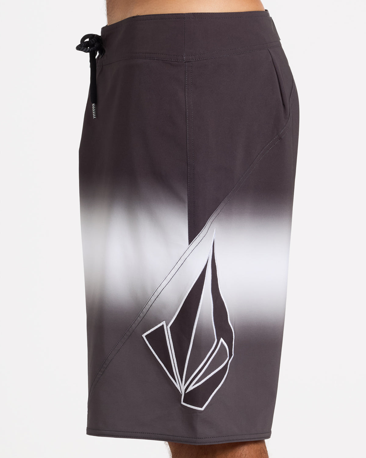 ucybs03014_volcom_blk_dtl1