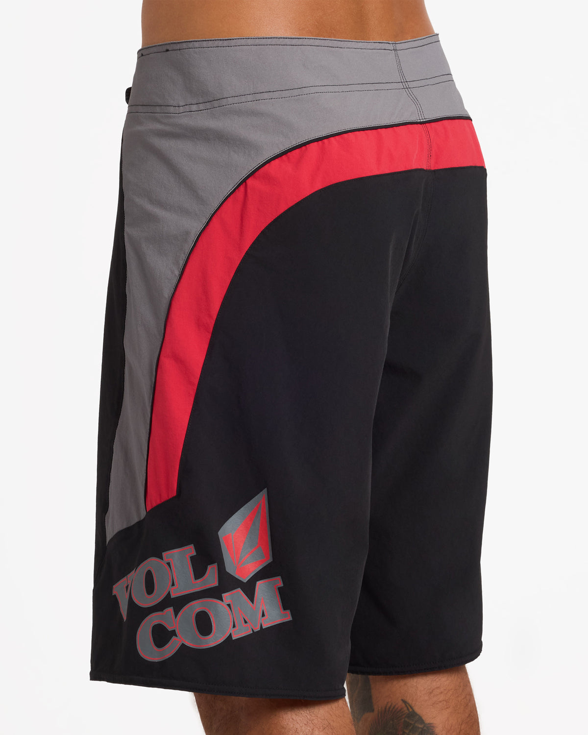 ucybs03015_volcom_blk_dtl1