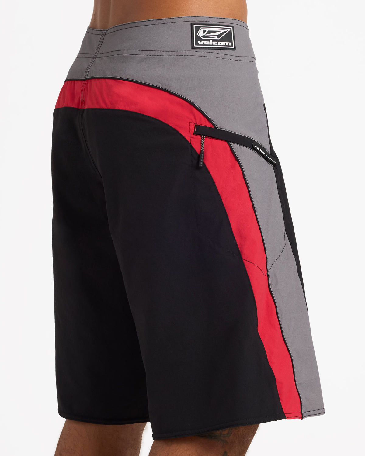 ucybs03015_volcom_blk_dtl2
