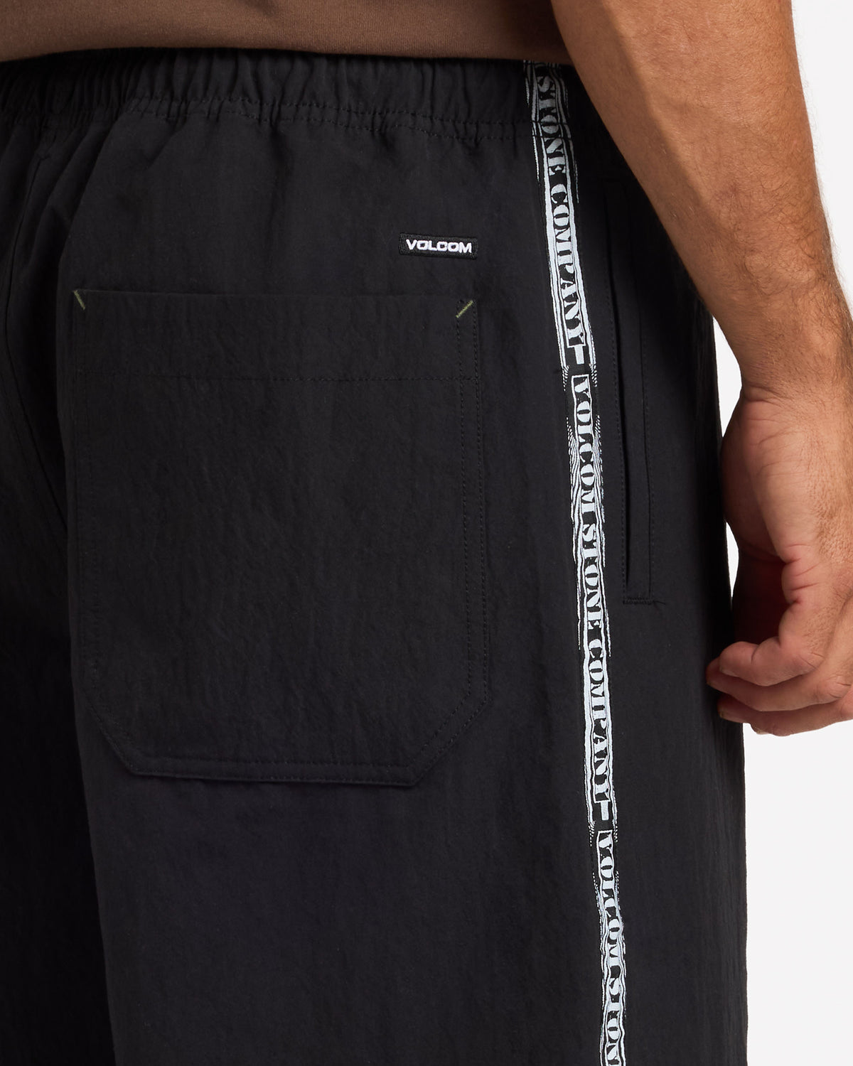ucyws03012_volcom_blk_dtl1